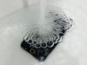 Что делать если iPhone упал в воду?